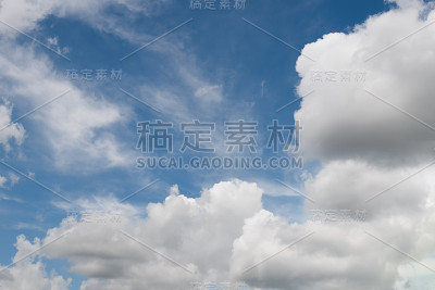 蓝色的天空背景。