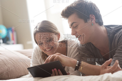 手持平板电脑的年轻夫妇