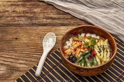 传统的韩国辣汤，里面有泡菜，豆腐，蔬菜。热菜健康餐
