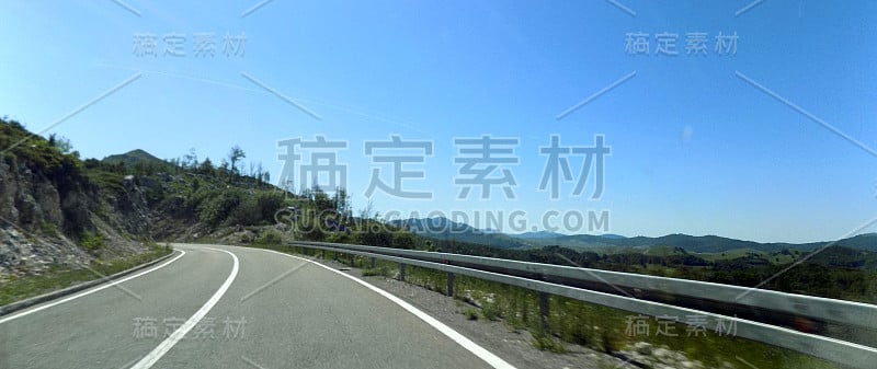 蜿蜒的道路穿过山