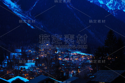 夏蒙尼村和布勒文特山夜景