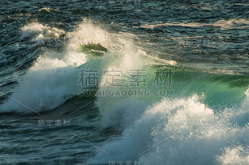 风在海面上吹着波浪