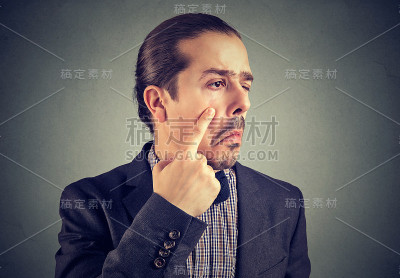 压力山大的男人看起来很困