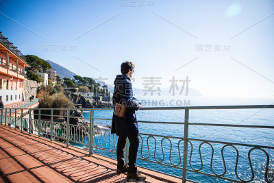 海边探险的人