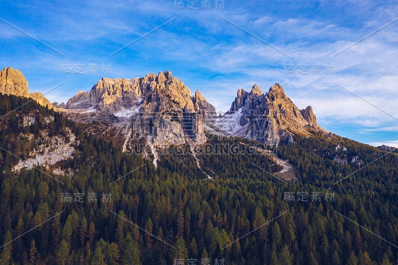 安托诺湖(安托诺湖)位于意大利贝卢诺省Dolomites地区。安托诺湖，拉瓦雷多三峰，安托诺湖和拉瓦