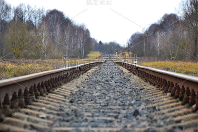 上了铁路。