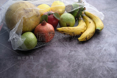 用可再用购物袋包装蔬菜的特写