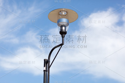 灯柱在多云的天空背景