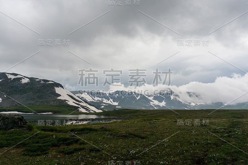 阿勒泰山区的风景