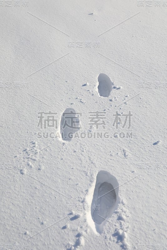 雪地上深深的脚印