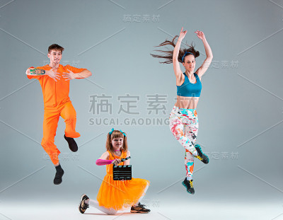 一男一女在跳嘻哈舞