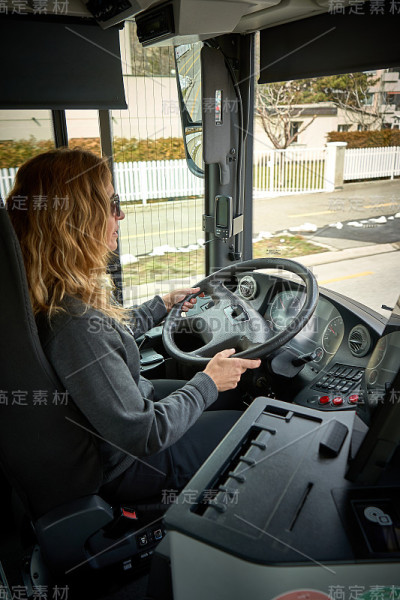 阳光明媚的女人在工作