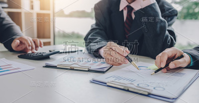 投资者组在会上分析信息报告财务图表。