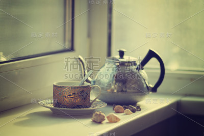 复古小杯和钢茶壶