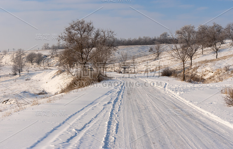 冬季的风景，在乌克兰中部的Novonikolaevka村附近的乡村湿滑的道路