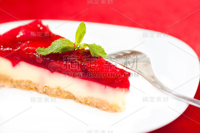 一片美味的草莓芝士蛋糕
