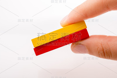 漂亮的多米诺骨牌积木在白色的背景上