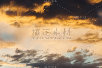 日出时的天空。
