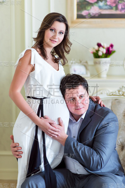 幸福的怀孕夫妇拥抱