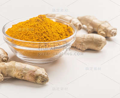姜黄根与姜黄粉放在玻璃缸上白色