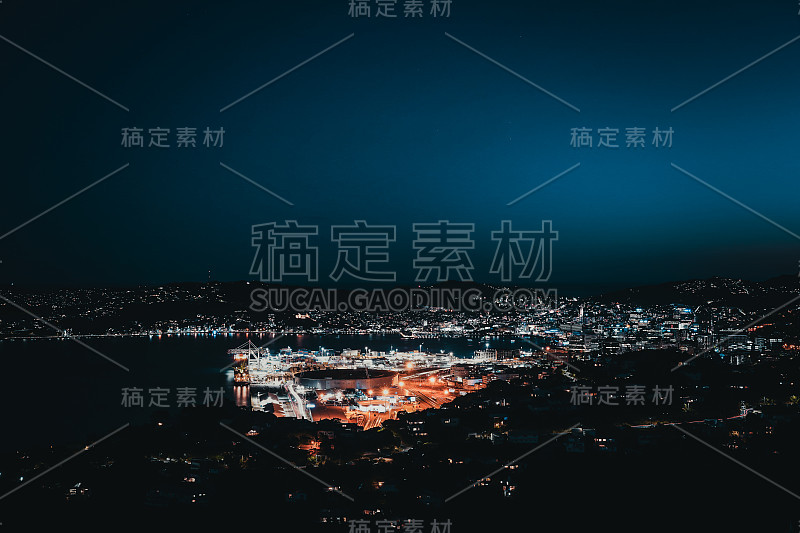 日落后惠灵顿海港的夜景