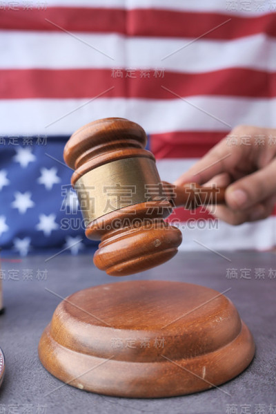 近距离观察桌上的小木槌对着美国国旗