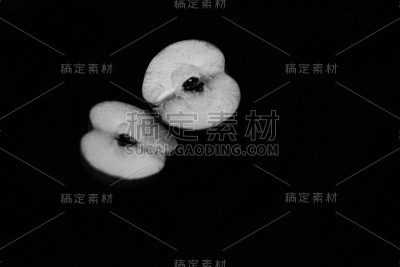 在黑色背景上切开苹果的中间部分