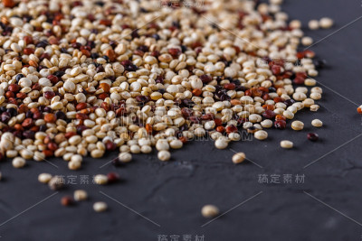 在黑色的石头背景上混合藜麦颗粒