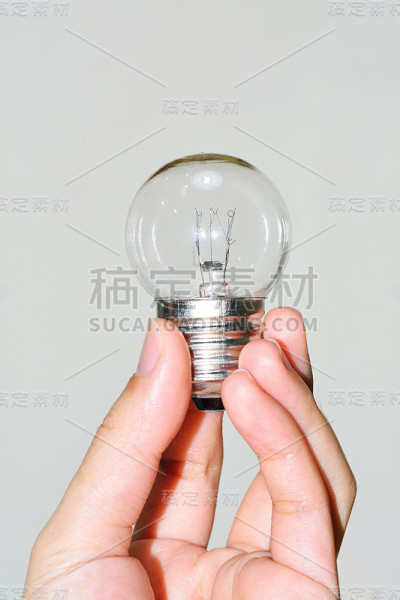 手里拿着一个灯泡