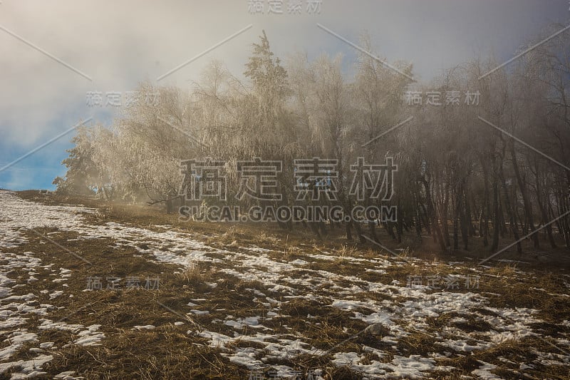 俄罗斯克里米亚的艾佩特里山上有冰雨