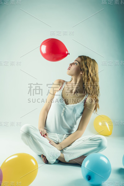 拿着气球的漂亮女孩