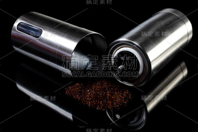 用研磨机磨出的现磨咖啡豆。