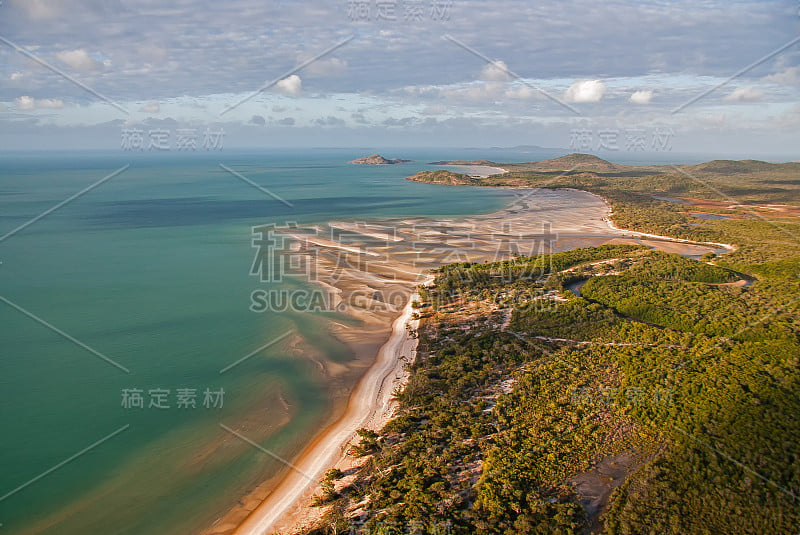 鸟瞰图的海洋海岸和雨林。澳大利亚北部地区。约克角