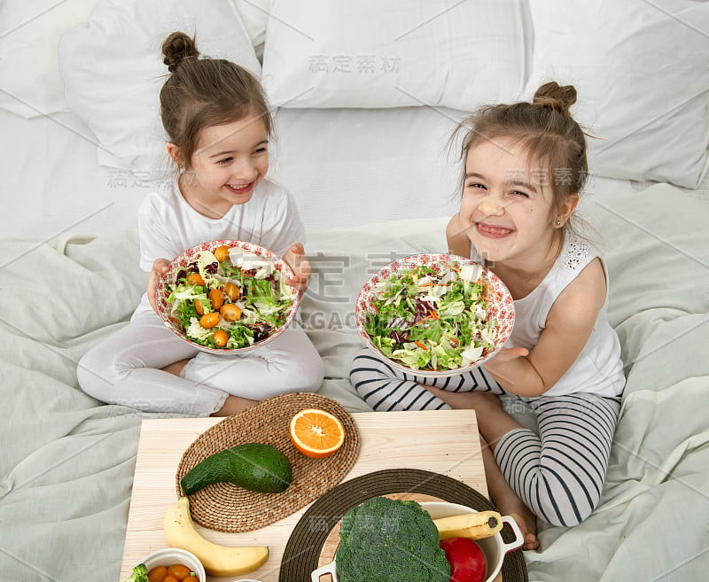 健康食品，孩子多吃水果和蔬菜。