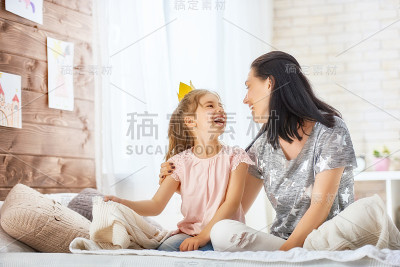 母亲和女儿玩耍和拥抱