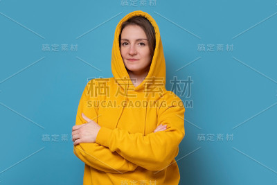 年轻漂亮的白人女人对着镜头微笑。