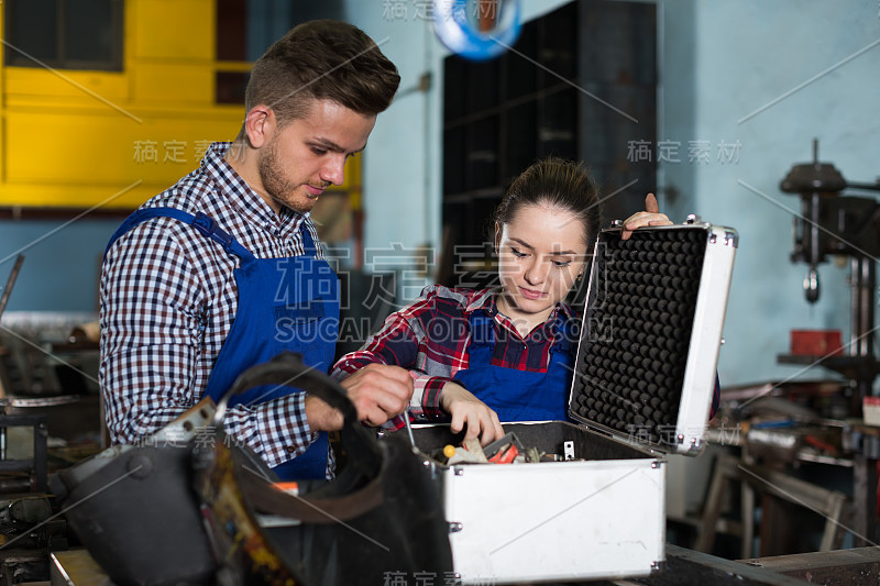 男人和女孩正在寻找工具