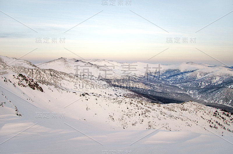 冬季从山顶到山谷。徒步登山。