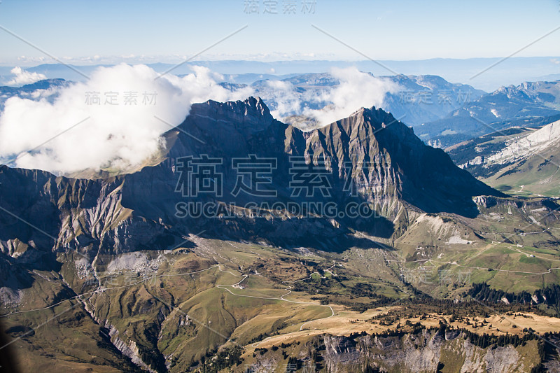 从一架双座飞机上俯瞰阿尔卑斯山山脉