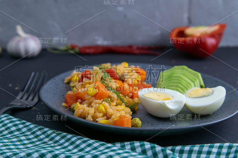 健康食品。白米饭，鳄梨，樱桃番茄，绿豌豆和榛子。在木制的背景上。上面的观点