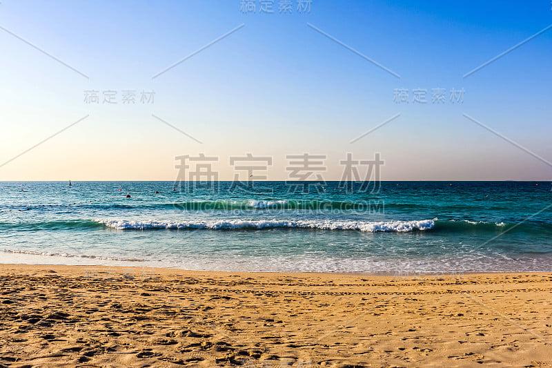 海平线，海浪在朱美拉海滩在迪拜，阿拉伯联合酋长国