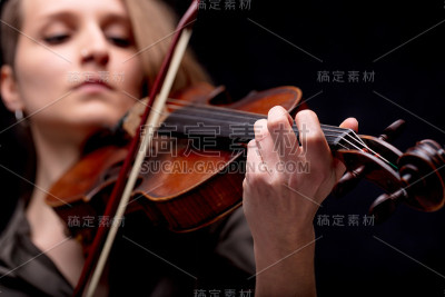 黑色小提琴手的特写镜头