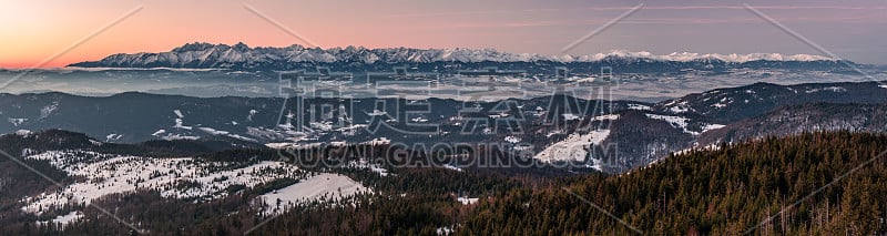 波兰塔特拉雪山的早晨全景图