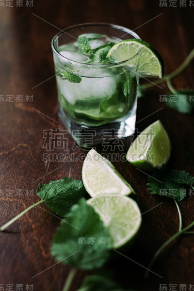木桌上放着新鲜的莫吉托和配料