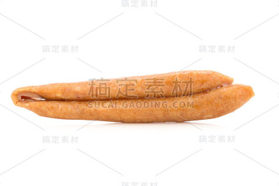 白色背景上的中国猪肉香肠