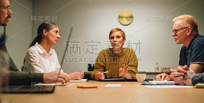 女商人与同事讨论新计划