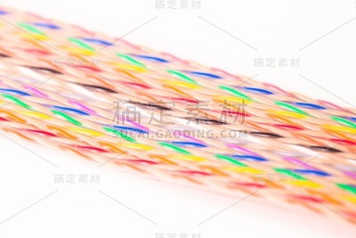 近距离的彩色电线彼此相邻