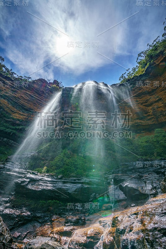 太阳在wentworth falls，蓝山国家公园，澳大利亚