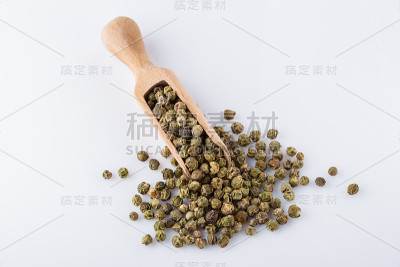 辛辣的青椒在白色丙烯酸的背景上
