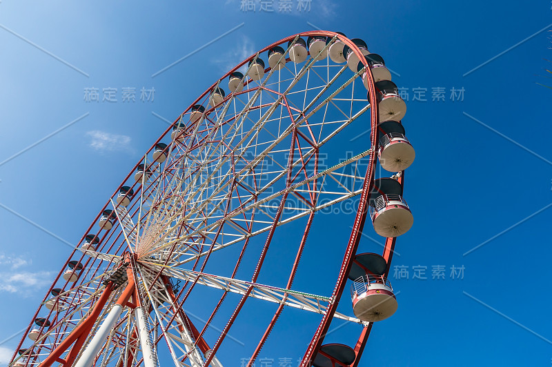 夏季摩天轮的天空背景